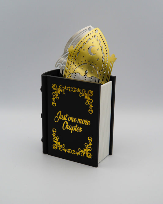 Lesezeichen- & Stiftehalter "Just one more chapter"