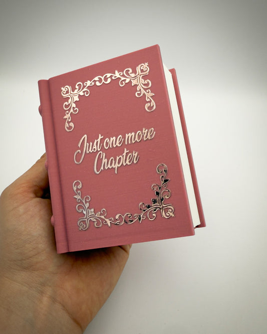 Lesezeichen- & Stiftehalter "Just one more chapter"
