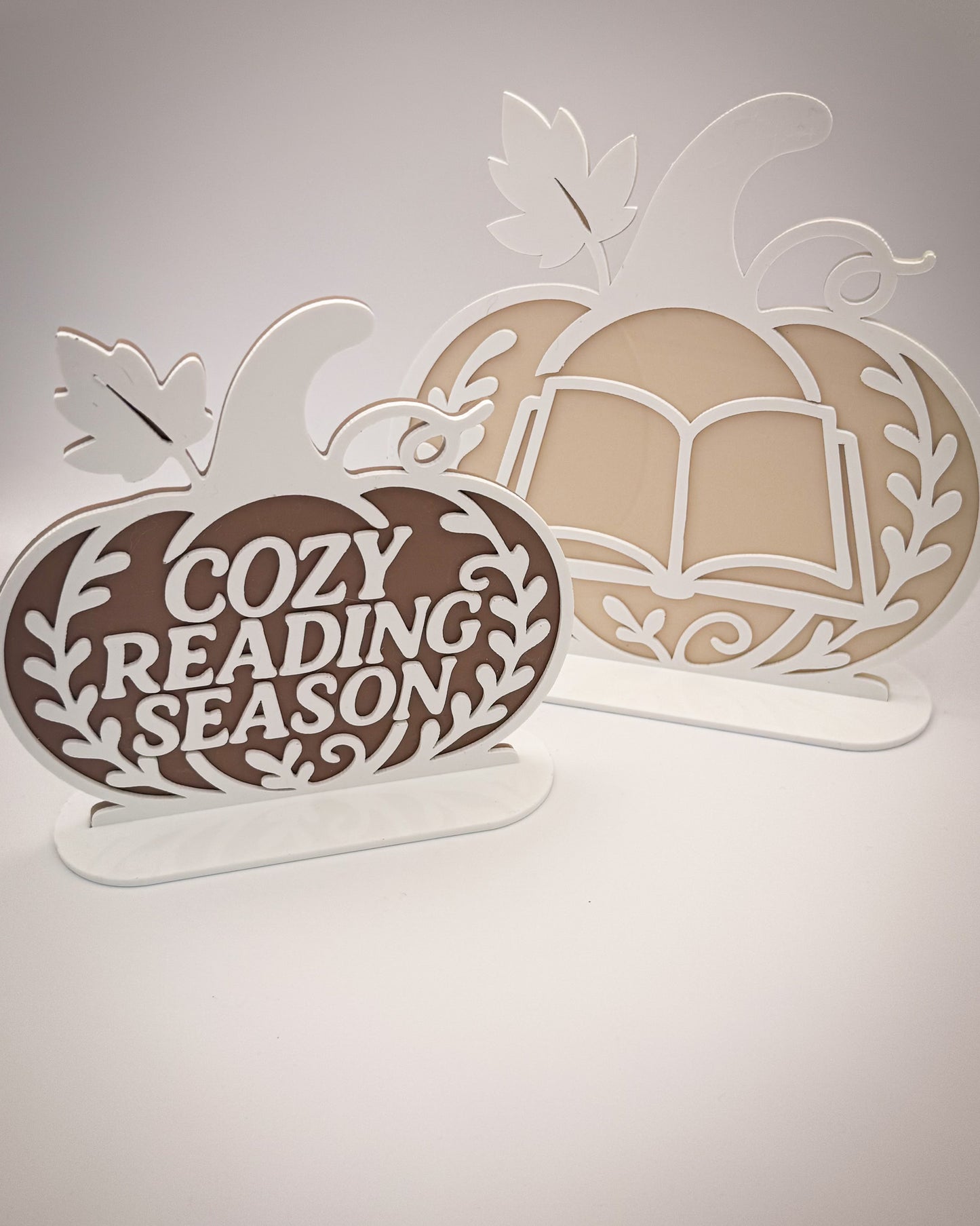 "Cozy Reading Season" - Kürbis Acrylaufsteller